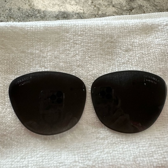Authentic CHANEL Sunglasses with case. - Picture 4 of 8